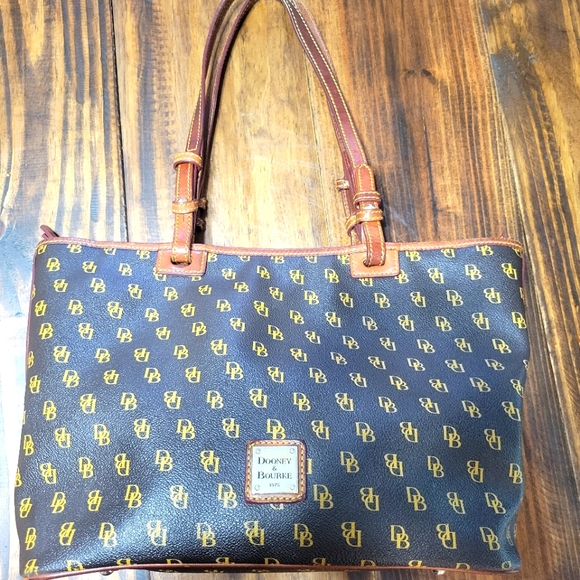 Used Dooney & Bourke handbag - Picture 2 of 8